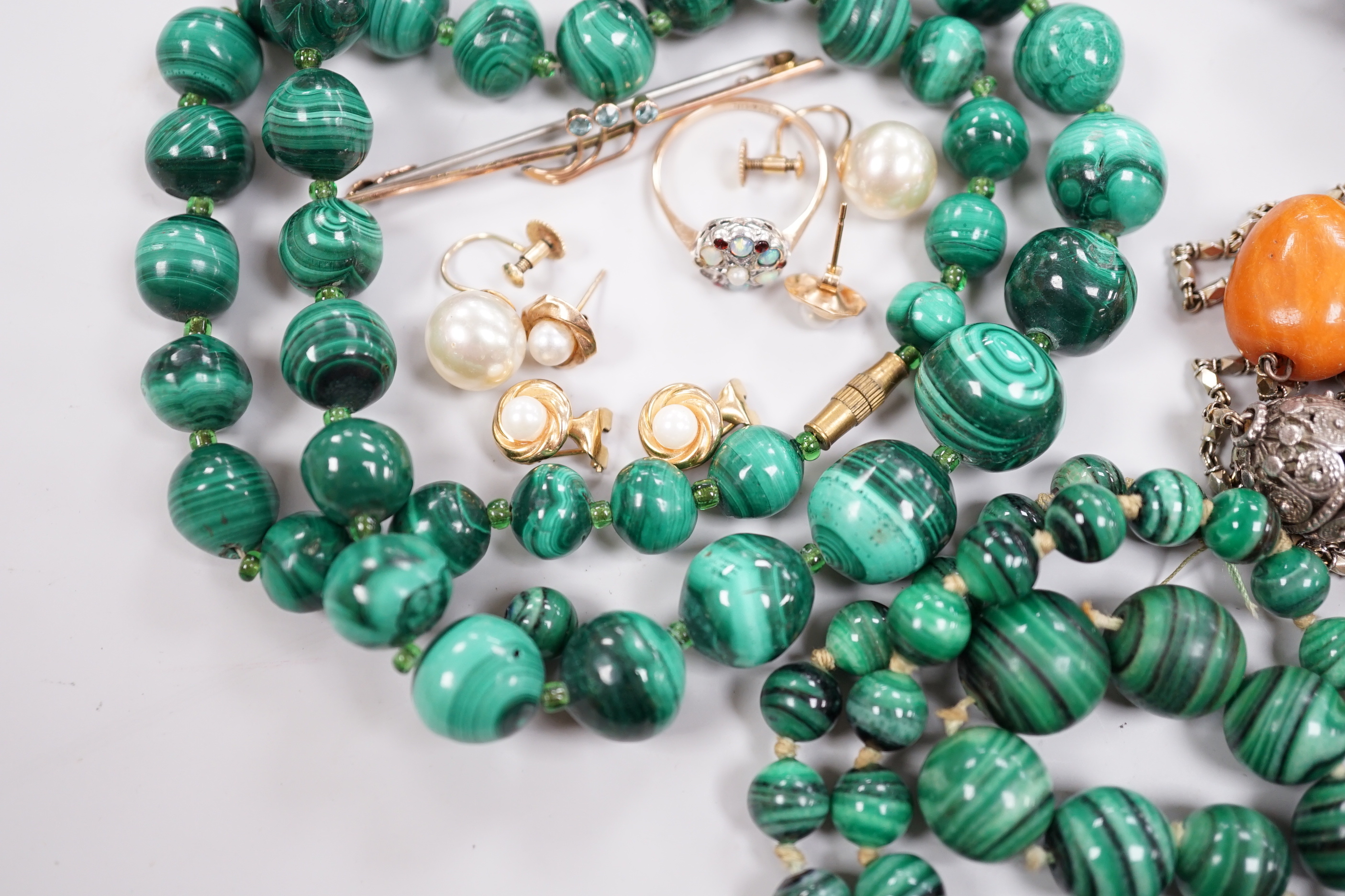 Assorted jewellery including a white metal and micro mosaic brooch, malachite necklace, 9ct and gem set bar brooch and ring, amber and white metal necklace etc.